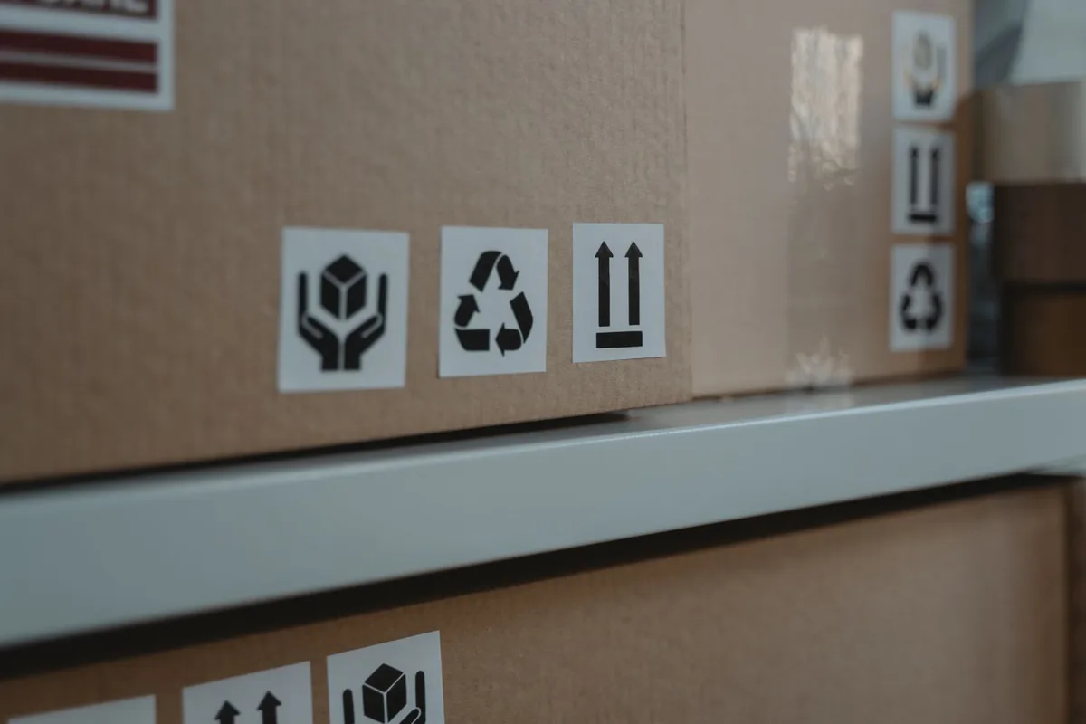 Cartons de dons et de recyclage lors d'un débarras écologique à Marseille