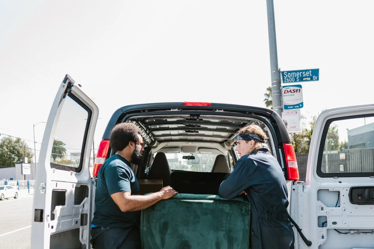 Déménageurs chargeant un camion lors d'un débarras de maison à Marseille